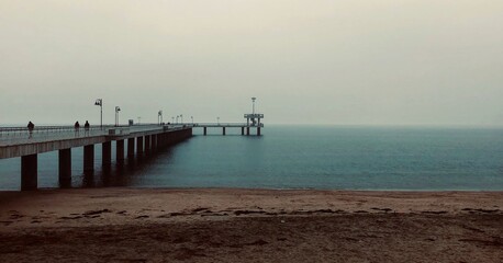 Obraz premium Bridge in the sea