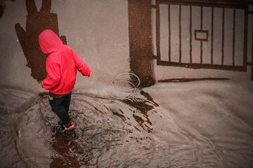 Plakat Rear View Of Girl Standing On Puddle