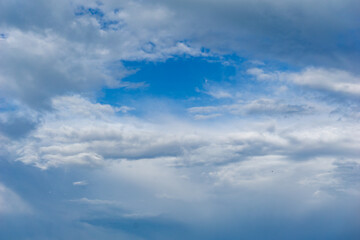 Obraz premium expressive background of blue sky and white and gray cloudscape
