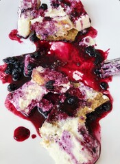 Delicious vanilla cheesecake with blueberry sauce macro