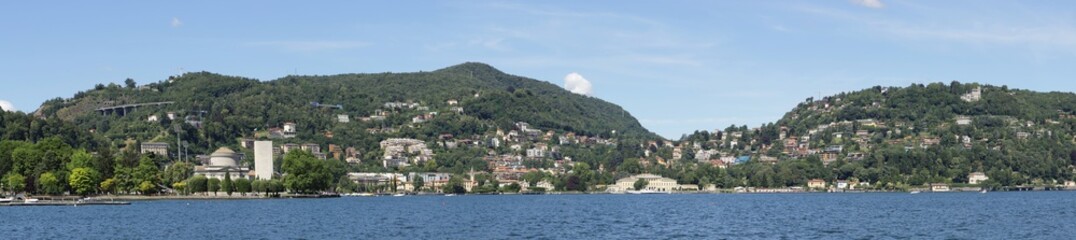 Fototapeta na wymiar Panoramica del lago di Como in Italia, Overview of the lake of Como in Italy 