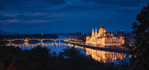 Obraz premium View on the famous Chain Bridge, Budapest in dusk