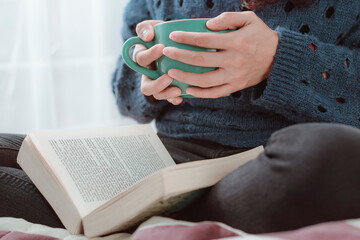 lectura de un libro y una taza de café caliente