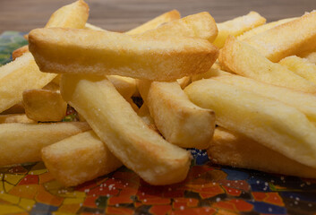 Batatas fritas feitas em casa com sal