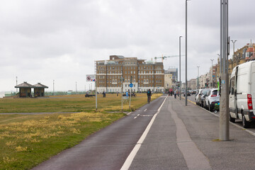 Obraz premium Miejski nowoczesny krajobraz trzech dróg - chodnik dla ludzi, pas ruchu dla rowerzystów i droga dla samochodów. Street View w Brighton w Wielkiej Brytanii.