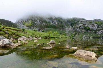 Fototapeta na wymiar lake and cloud-covered mountains