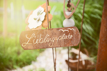 Schild mit Lieblingsplatz im Garten
