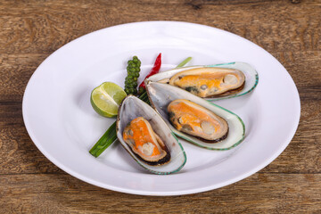 Half mussels with lime and pepper
