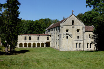 Fototapeta na wymiar Abbaye Cistercienne Notre-Dame du val vue d'ensemble 