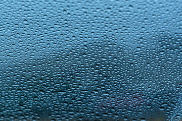 gotas o gotitas en un cristal generando un fondo otoñal o invernal