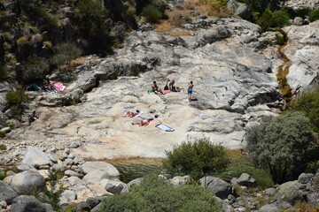 tomando el sol al lado del río