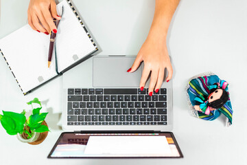 Manos de mujer escribiendo en laptop