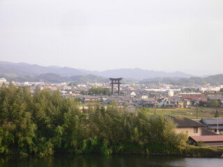 Fototapeta na wymiar 住宅街に巨大な鳥居がある風景(奈良県)