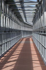 Licht- und Schattenspiele in der Stahl-Konstruktion einer Behelfsbrücke