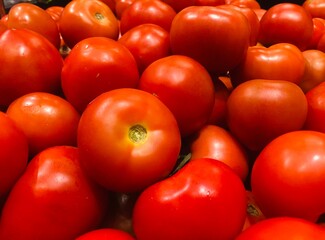 red tomatoes in the market 