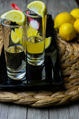la barra con shot de tequila gajos de limón y sal de mar 