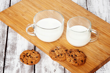 Fresh milk beverage and cookies