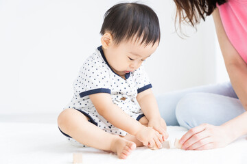 赤ちゃん　子育て　積み木