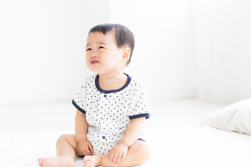Fototapeta premium 赤ちゃん 不機嫌