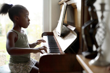 Girl playing piano - obrazy, fototapety, plakaty
