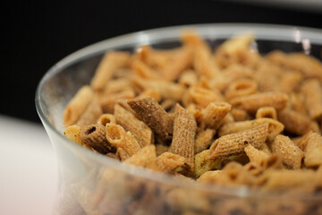 Aperitivo de penne frito com especiarias.