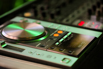 Mesa de DJ, com seus botões iluminados.
