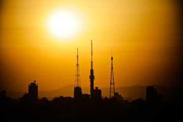 Antenas de comunicação vista em contraluz, numa tarde ensolarada na cidade de São Paulo