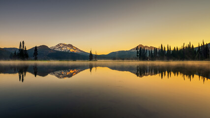 Fototapeta na wymiar Stunning Sparks Lake at Sunrise in Oregon