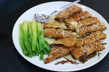 fried chicken wings with sauce