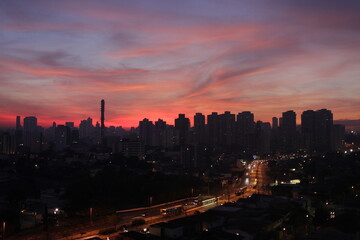 Céu colorido no fim da tarde na cidade de são paulo