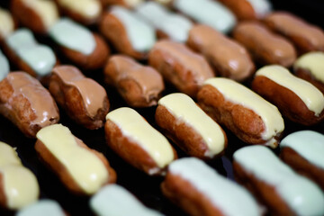 Delicadas bombas de chocolate com cobertura cremosa.