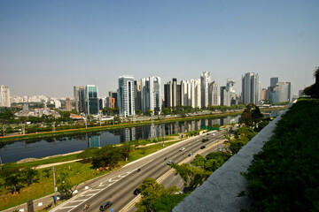 Fototapeta na wymiar Vista do Rio Pinheiros e parte da Marginal Pinheiros, no sentido Interlagos, em São Paulo.