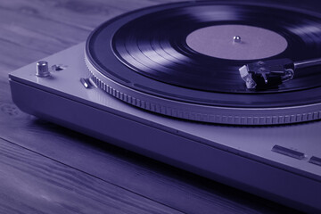 The image of the vinyl player is tinted in blue.