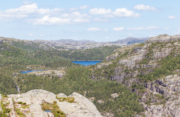 caminata hacia la cima de la montaña en el parque Preikestolen en los fiordos de Noruega con una vista espectacular de fantasia 