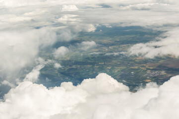 vista a&eacute;rea entre nubes de un pueblo campesino 