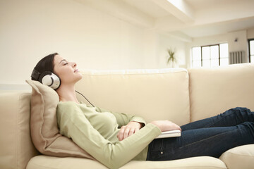 Obraz premium Woman listening to music with her eyes closed
