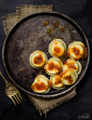 pasta rellena con salsa dark mood