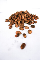 Granos de cacao tostado para elaboración de chocolate