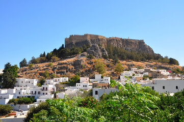 Fototapeta na wymiar Blick zur Festung und Akropolis der Stadt Lindos auf der griechischen Insel Rhodos