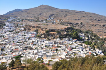 Fototapeta na wymiar Blick über die Häuser der Stadt Lindos auf der griechischen Insel Rhodos