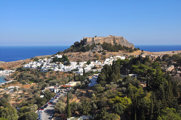 Fototapeta na wymiar Blick zur Festung und Akropolis der Stadt Lindos auf der griechischen Insel Rhodos