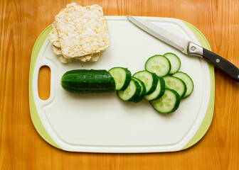 instructions for preparing a healthy Breakfast sandwich with crispbreads step by step. step 1 cut the cucumber into circles. Healthy breakfast, Crispbread with organic cream cheese and cucumber