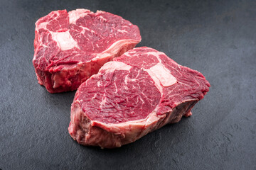 Rohres dry aged Wagyu Rib-Eye Beef Steak angeboten als close-up auf schwarzen Hintergrund mit...