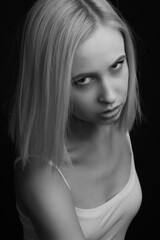 Naklejka premium black-and-white portrait of a blonde on a black background.