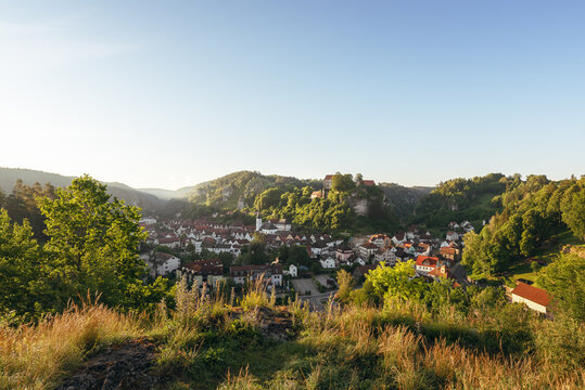Sonnenaufgang mit Blick auf Pottenstein in der Fränkischen Schweiz