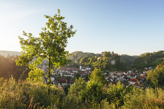 Sonnenaufgang mit Blick auf Pottenstein in der Fr&auml;nkischen Schweiz