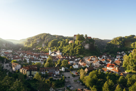 Sonnenaufgang mit Blick auf Pottenstein in der Fr&auml;nkischen Schweiz