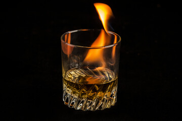 Whiskey-Glas mit einer Flamme