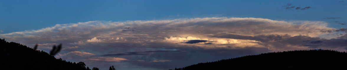Obraz premium Panorama-Blick von Wolken Formation im Untergehenden Sonnenlicht