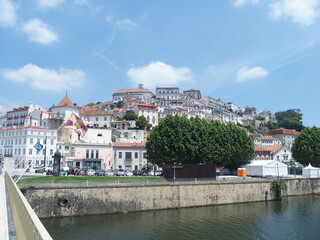 Fototapeta na wymiar Blick auf die Stadt Coimbra Portugal von der Ponte de Santa Clara